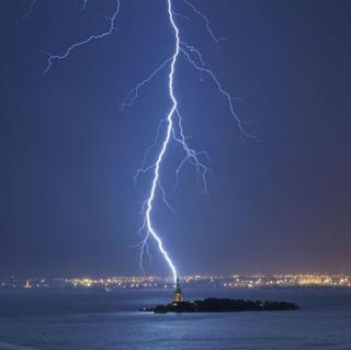 Illustration for article titled The Statue of Liberty Hit By Lightning